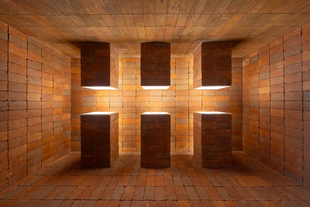 instalacao-230-m2-mescla-arquitetura-arte-som-luz-cores-casacor-brasilia-2023-bloco-arquitetos-credito-julia-totoli (3) Instalação de 230 m² mescla arquitetura e arte com som, luz e cores. Projeto de Bloco Arquitetos para a CASACOR Brasília 2023.