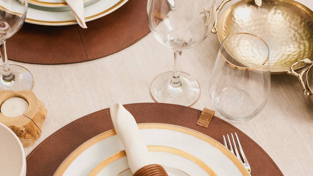 Luly Vianna lança linha de mesa posta que mescla couro e palha de taboa