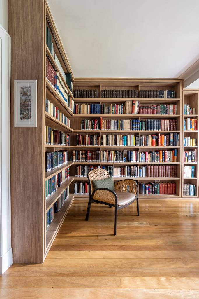 marcenaria-acomodar-biblioteca-casa-stal-arquitetura-19 Projeto de Stal Arquitetura. Na foto, home office com estante de livros e mesa de madeira.