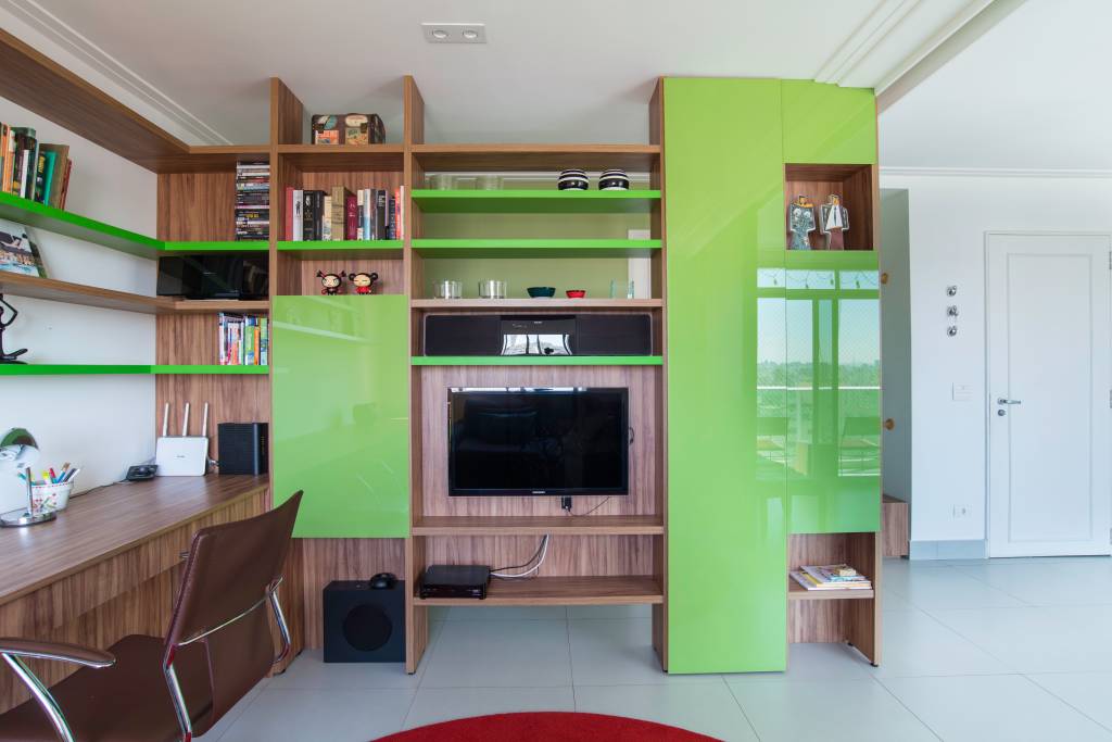 moveis-soltos-e-verde-ape-alugado-190m-08 Projeto de Raízes Arquitetos. Na foto, estante verde com espaço para tv.