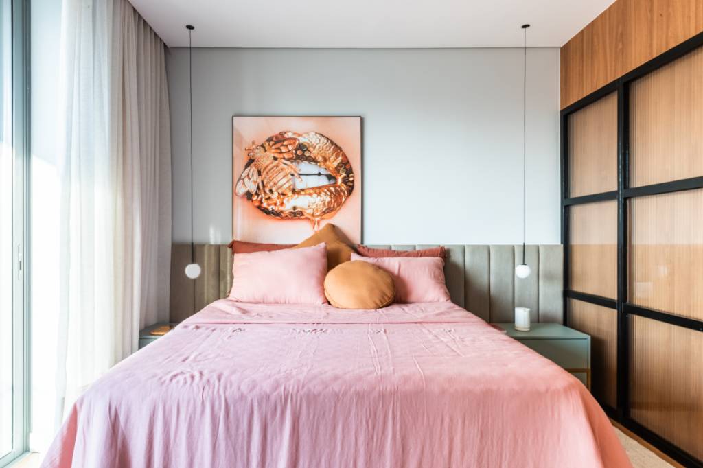 projetos-de-dois-apes-135m-mesmo-predio-irmaos-bma-studio-24-quarto Projeto de BMA Studio. Na foto, quarto com cama de casal, cabeceira acolchoada e cama de casal com roupas de cama rosa.
