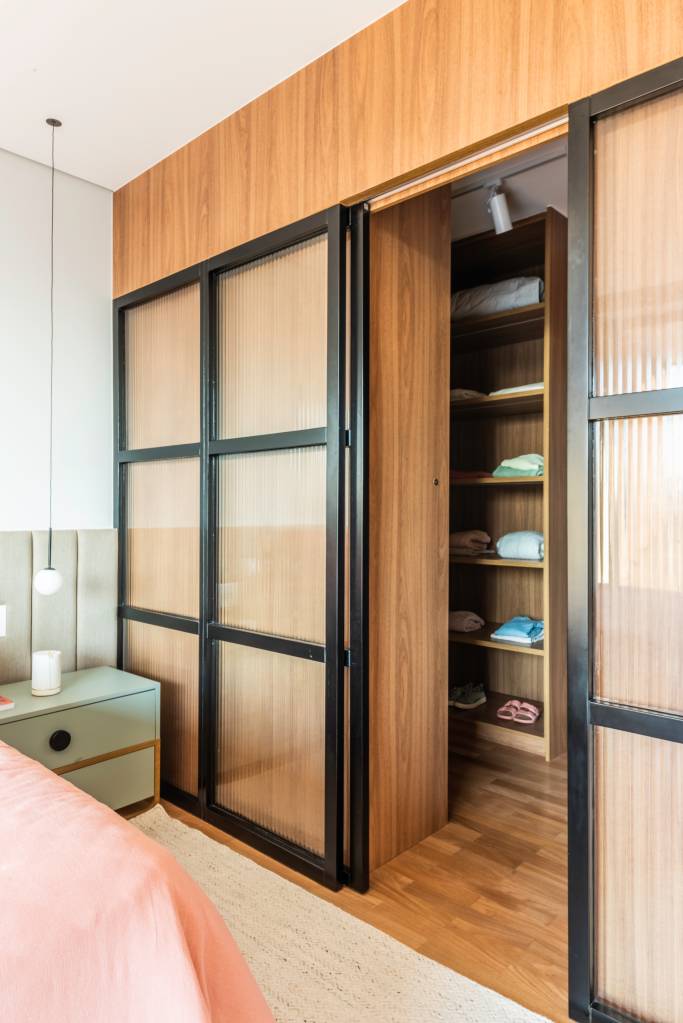 projetos-de-dois-apes-135m-mesmo-predio-irmaos-bma-studio-26-closet Projeto de BMA Studio. Na foto, quarto com closet com porta de correr de vidro.