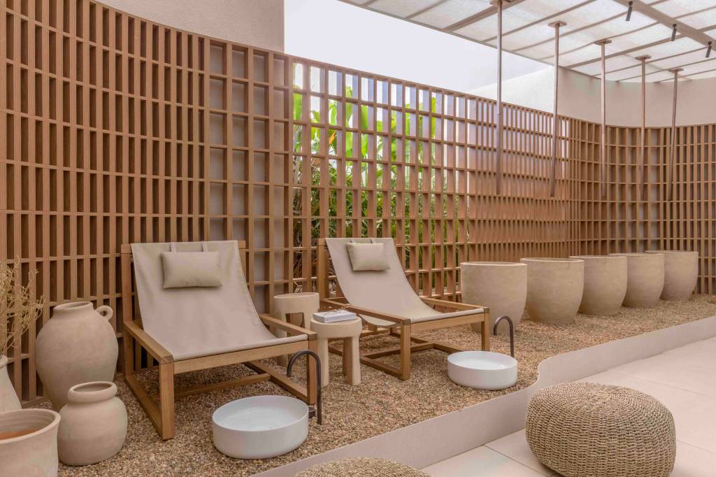 sala-de-banho-barras-de-apoio-design-traama-arquitetura-casacor-brasilia-2023-02 SPA Naz Deca - ambiente de Traama Arquitetura para a CASACOR Brasília 2023. Painel de madeira vazado, cadeiras e escalda pés.