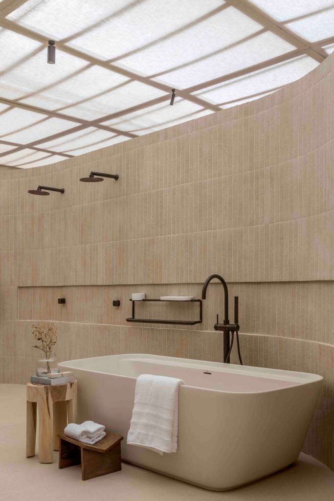 sala-de-banho-barras-de-apoio-design-traama-arquitetura-casacor-brasilia-2023-04 SPA Naz Deca - ambiente de Traama Arquitetura para a CASACOR Brasília 2023. Duchas com barras de apoio e banheira solta.