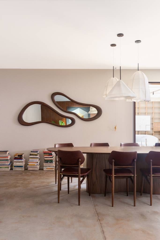 salas-60-m2-celebram-momentos-familia-design-brasileiro-maria-araujo-casacor-brasilia-credito-julia-totoli (5) Salas de 60 m² celebram momentos em família e design brasileiro. Projeto de Maria Araujo para a CASACOR Brasilia 2023. Na foto, sala de jantar com livros e espelho organico.