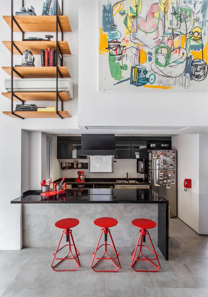 tijolinhos-loft-100m-industrial-home-office-mezanino-korman-arquitetos-08-cozinha-vermelho Projeto de Korman Arquitetos. Na foto, cozinha integrada em loft com pé-direito duplo. Bancada preta e banquetas vermelhas.
