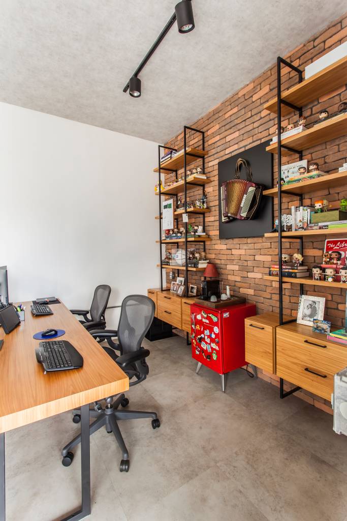 tijolinhos-loft-100m-industrial-home-office-mezanino-korman-arquitetos-10 Projeto de Korman Arquitetos. Na foto, home office duplo com parede de tijolinhos e estantes.