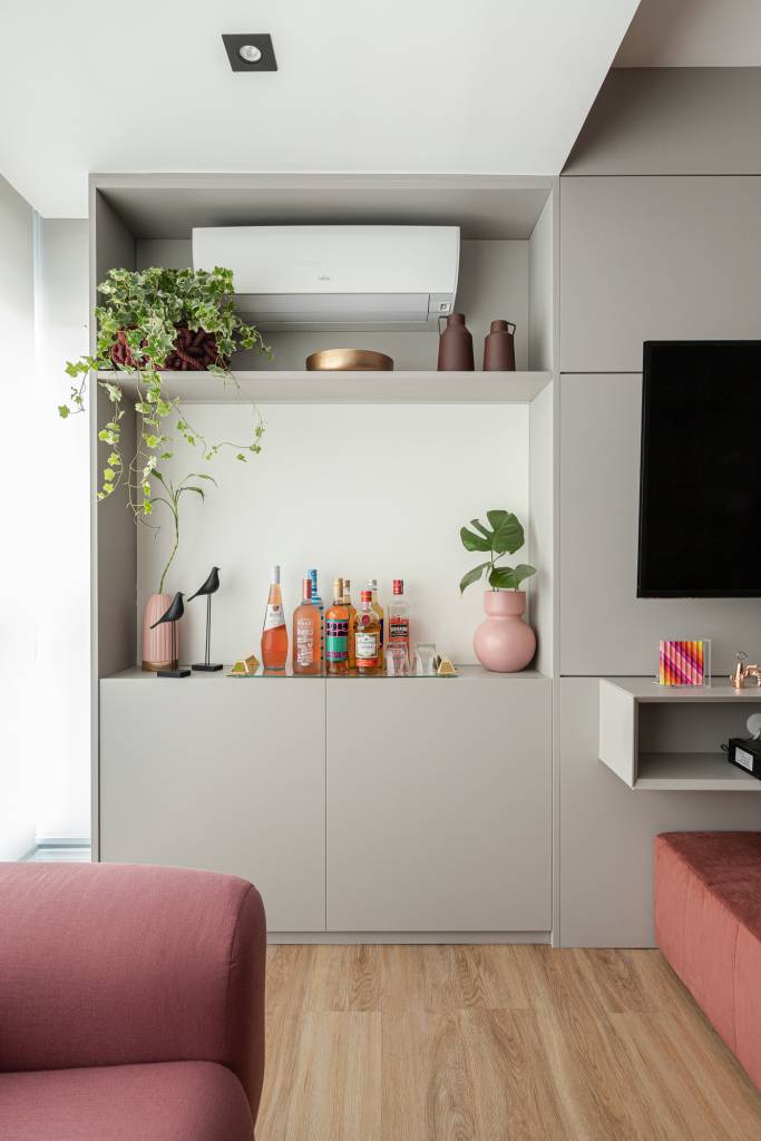 tons-rosa-verde-ape-inspirado-em-gossip-girl-inovando-arquitetura-11-bar Projeto de Inovando Arquitetura. Na foto, home bar, cantinho de bar com bandeja de bebidas e vaso rosa.