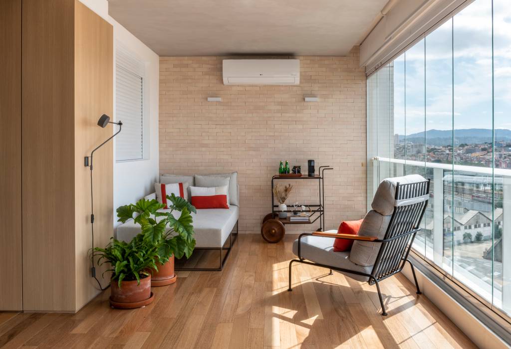 toques-azul-apartamento-integrado-130m-maoquadrado-02-varanda Apartamento de 130m² com projeto de M² Arquitetura. Na foto, varanda integrada com piso de madeira com poltronas e carrinho de chá.