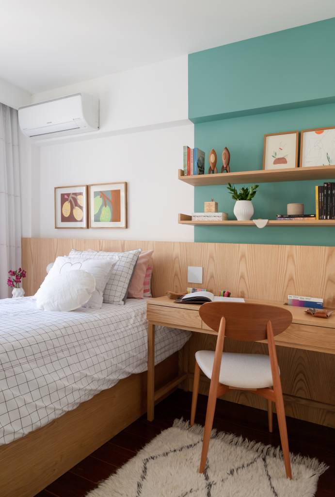 vibrante-atemporal-tons-verde-azul-ape-140m-maia-romeiro-arquitetura-21-quarto-home-office Projeto de MR Arquitetura. Na foto, quarto cm cama de solteiro e mesa de home office embutida na cabeceira de madeira da cama.