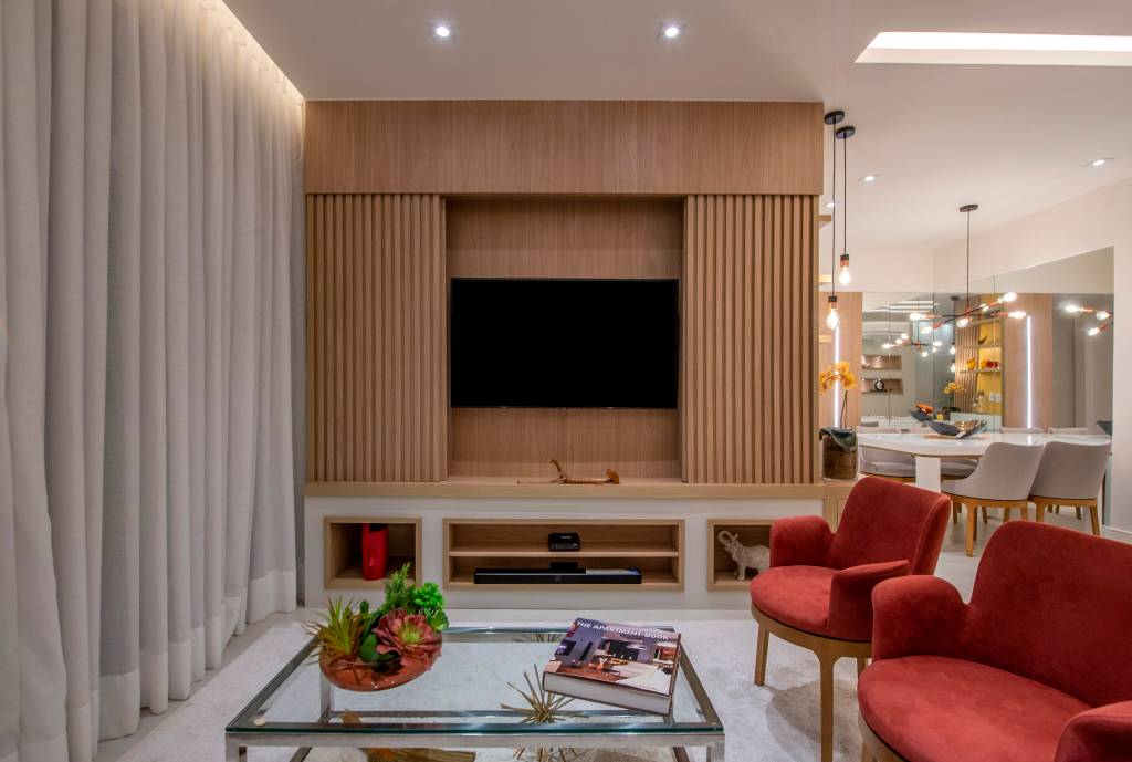 apartamento-85-m2-decor-baseada-cores-chackra-campos-olivetti-marcio-irala (1) Apartamento de 85 m² tem décor baseada nas cores do chackras. Projeto de Campos & Olivetti Arquitetura. Na foto, sala de estar com painel de Tv e poltronas vermelhas.