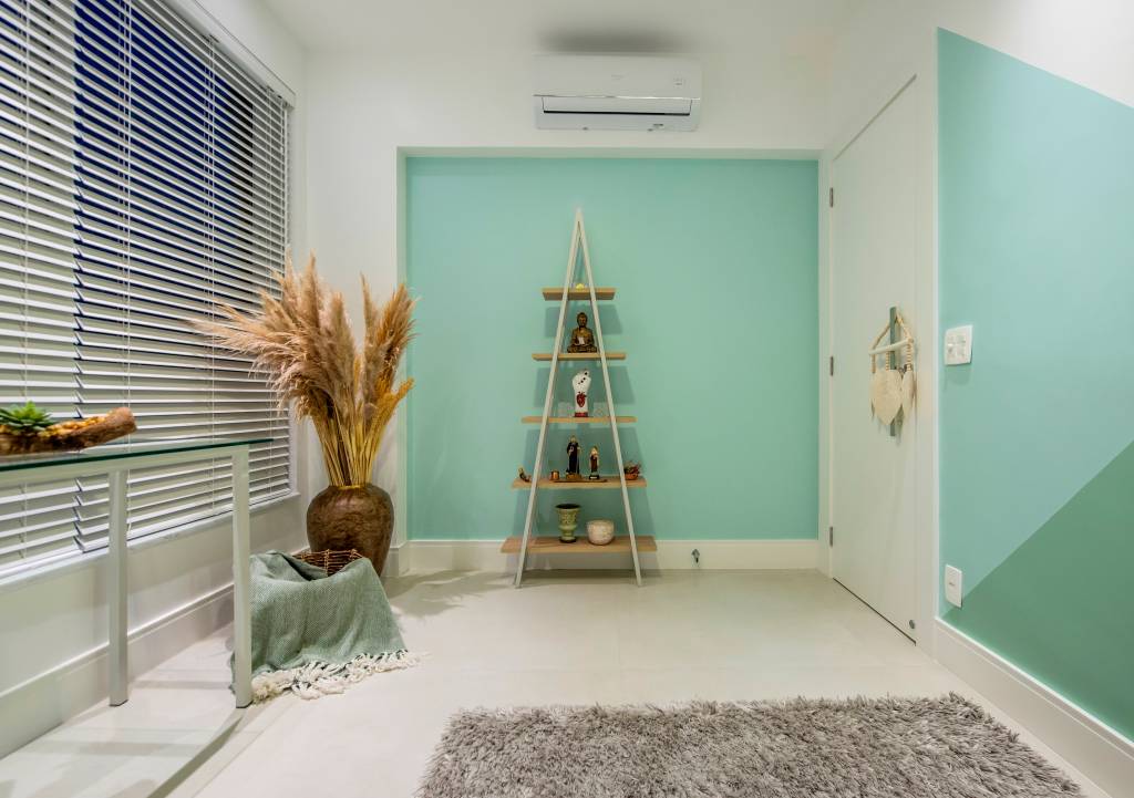 apartamento-85-m2-decor-baseada-cores-chackra-campos-olivetti-marcio-irala (10) Apartamento de 85 m² tem décor baseada nas cores do chackras. Projeto de Campos & Olivetti Arquitetura. Na foto, sala de meditação com estante em formato de pirâmide.