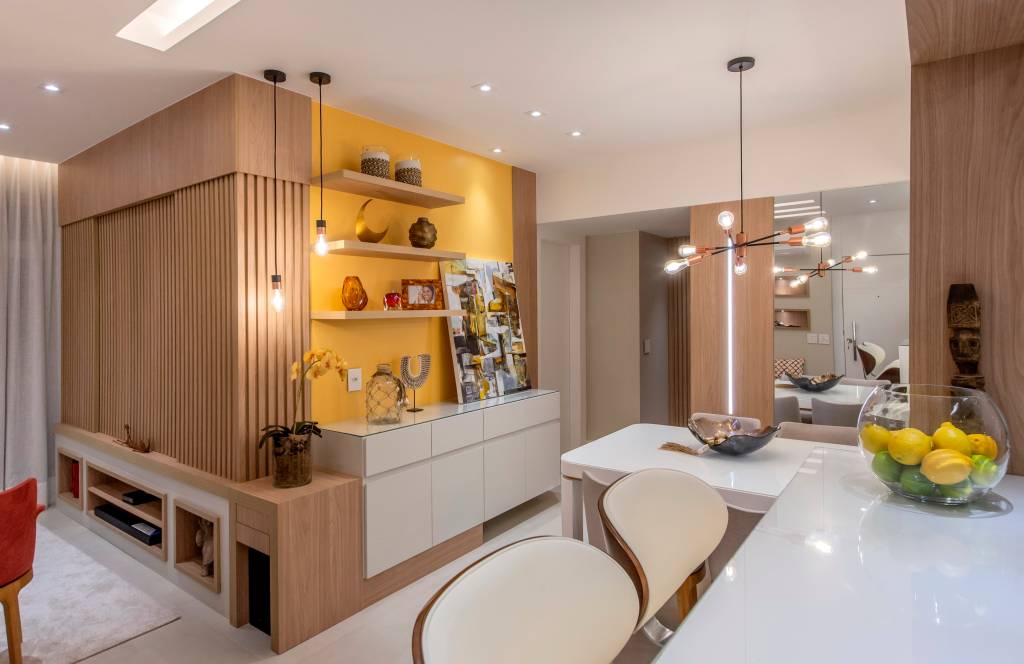 apartamento-85-m2-decor-baseada-cores-chackra-campos-olivetti-marcio-irala (13) Apartamento de 85 m² tem décor baseada nas cores do chackras. Projeto de Campos & Olivetti Arquitetura. Na foto, sala estar com parede amarela e cozinha integrada,