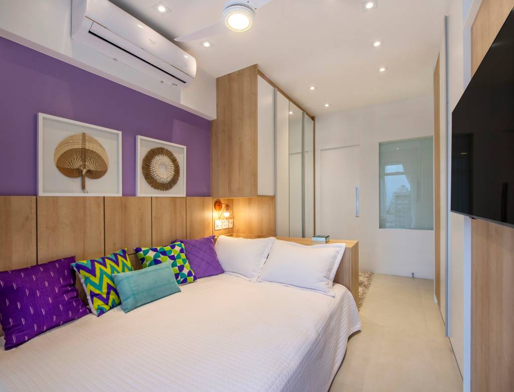 apartamento-85-m2-decor-baseada-cores-chackra-campos-olivetti-marcio-irala (2) Apartamento de 85 m² tem décor baseada nas cores do chackras. Projeto de Campos & Olivetti Arquitetura. Na foto, quarto com parede violeta e marcenaria planejada.