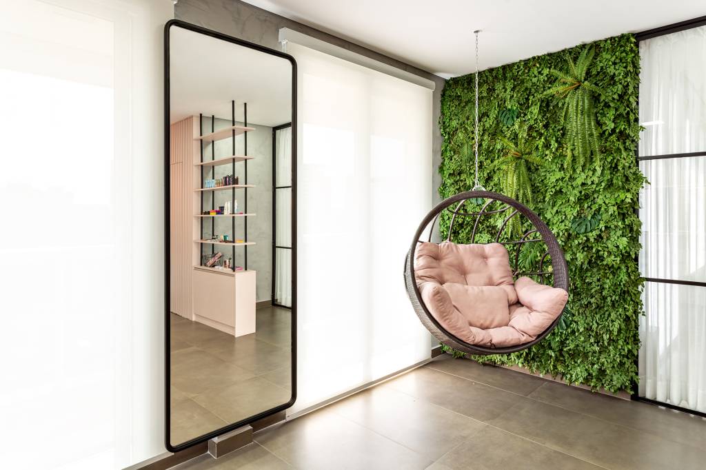 atelie-maquiagem-50-m2-une-ripado-poltrona-suspensa-jardim-vertical-larissa-cabral-credito-arthur-duarte (7) Ateliê de maquiagem de 50 m² une ripado, poltrona suspensa e jardim vertical. Projeto de Larissa Cabral.