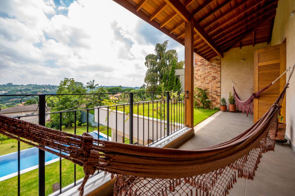casa-campo-450-m2-dois-estudios-vista-natureza-geracao-arquitetura-credito-rafael-annaruamma (15) Casa de campo de 450 m² tem dois estúdios e vista para a natureza. Projeto de Geração Arquitetura. Na foto, varanda com rede e vista para o jardim.
