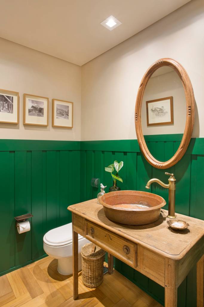 Casa de campo ganha churrasqueira com fogão à lenha e varanda de estar. Projeto de Escala Arquitetura. Na foto, lavabo com meia parede verde.