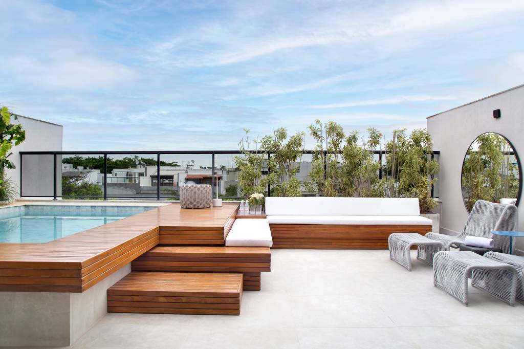 cobertura-400m-closet-espacoso-32m-tom-castro-01-piscina Cobertura de 400m² para irmãos gêmeos tem closet espaçoso de 32m². Projeto de Tom Castro. Na foto, área externa com deck de madeira com piscina.