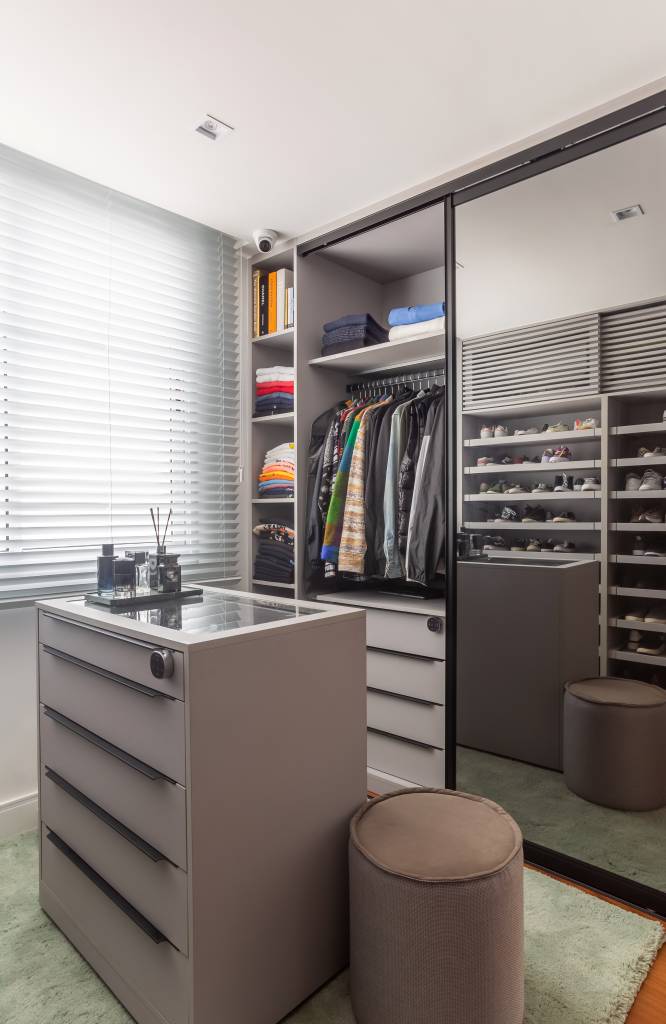 cobertura-400m-closet-espacoso-32m-tom-castro-03 Cobertura de 400m² para irmãos gêmeos tem closet espaçoso de 32m². Projeto de Tom Castro. Na foto, closet com armário de portas espelhadas e ilha com gavetas.
