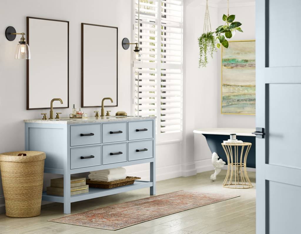 confins-do-ceu-cor-do-ano-2024-sherwin-williams-01 Confins do Céu é a Cor do Ano 2024 da Sherwin-Williams. Na foto, banheiro com marcenaria na cor Confins do Céu.