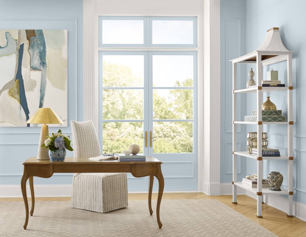 confins-do-ceu-cor-do-ano-2024-sherwin-williams-03 Confins do Céu é a Cor do Ano 2024 da Sherwin-Williams. Na foto, home office com paredes na cor Confins do Céu.