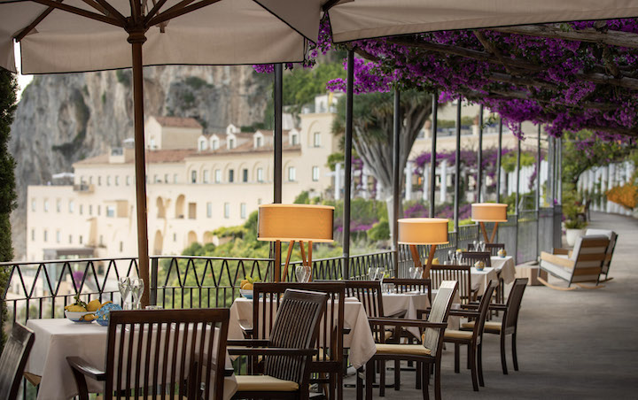 Convento do século 13 à beira de penhasco na Itália vira hotel de luxo. Na foto, varanda de restaurante.