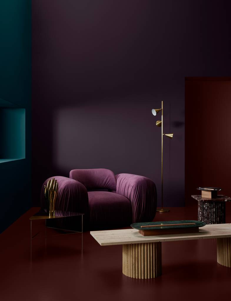 cor-do-ano-da-suvinil-2024-08 Cor do Ano da Suvinil reflete sobre serenidade em meio às transformações. Na foto, sala com paleta escura em tons de roxo.