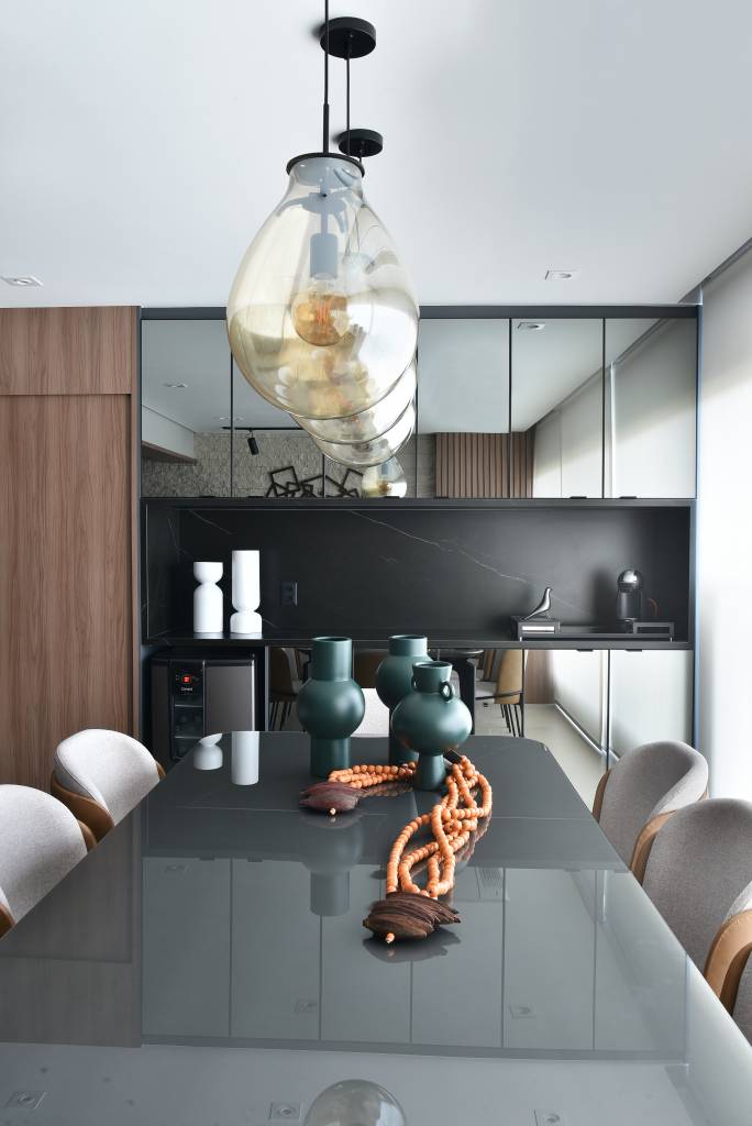 decoracao-ape-149m-conforto-materiais-naturais-rosangela-pena-04 Decoração de apê de 149m² traz conforto pelos materiais naturais. Projeto de Rosangela Pena. Na foto, sala de jantar com luminárias.