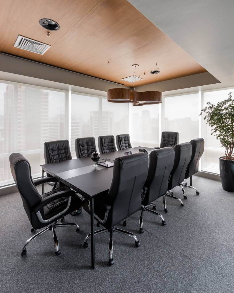 escritorio-500m-luan-santana-11 Conheça com exclusividade o novo escritório de 500m² de Luan Santana. Na foto, sala de reunião com 10 lugares.