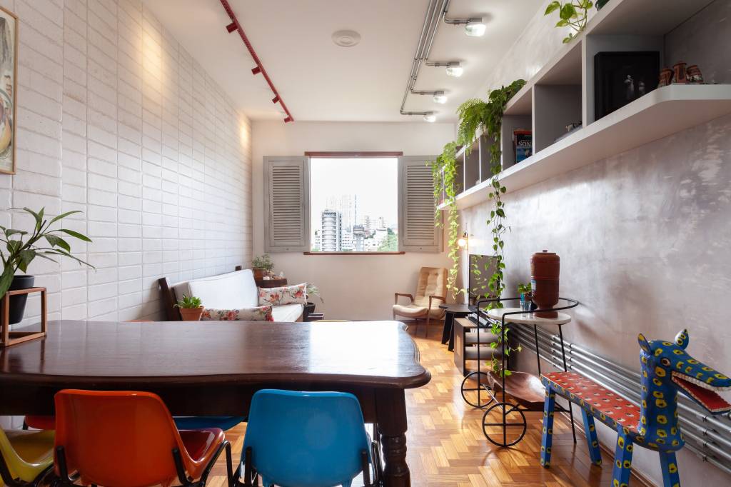 Estilo industrial e móveis retrô marcam apê de 75 m² em Belo Horizonte