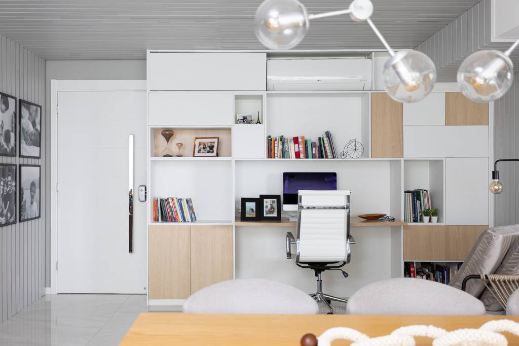 home-office-destaque-entrada-ape-147-m2-bruna-bittencourt-credito-bianca-versolato (3) Home office ganha destaque na entrada deste apê de 147 m². Projeto de Bruna Bittencourt. Na foto, home office com ripas na parede e teto. Fotos de familia.