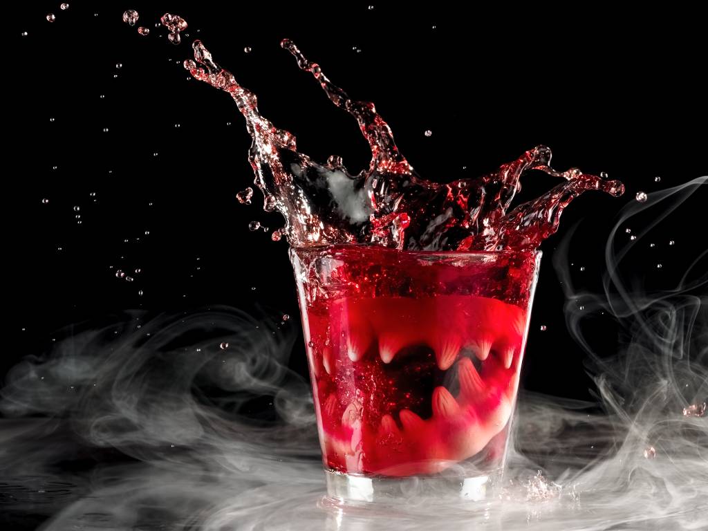 Bloody,Halloween,Cocktail,With,Vampire,Teeth,And,Smoke,Splash Halloween: aprenda a fazer o drink do Drácula