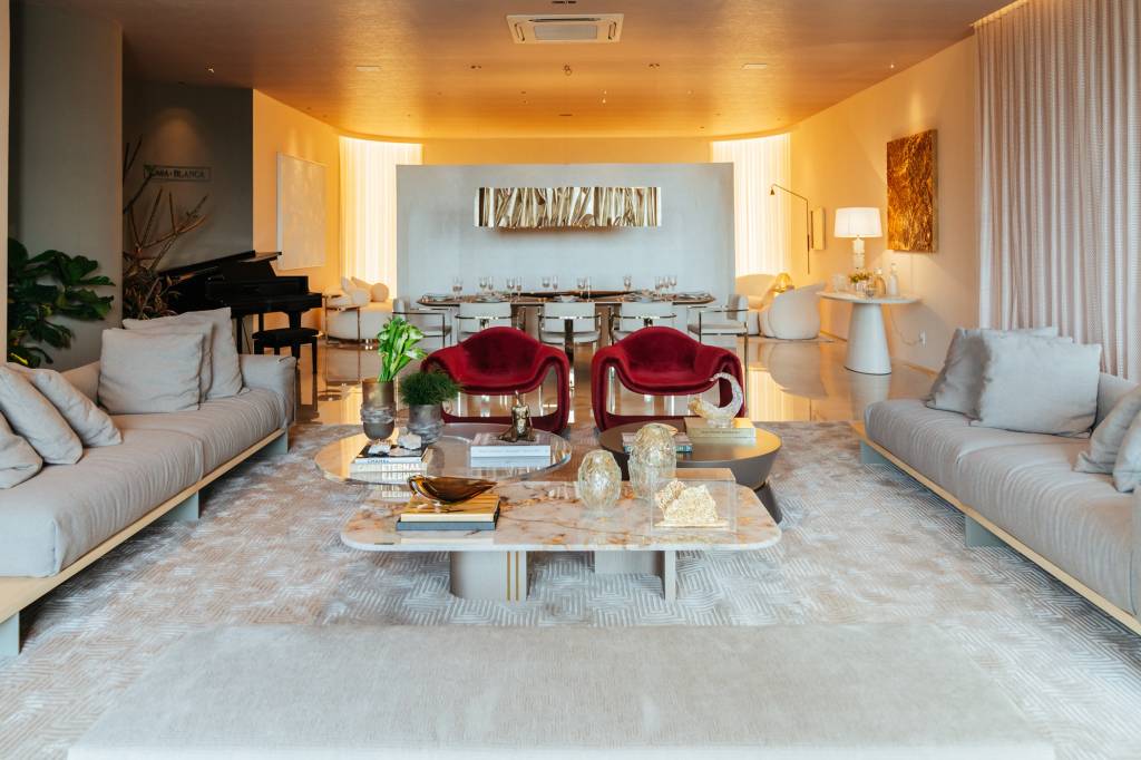 Loft sofisticado ganha lavabo com parede animal print e paredes curvas