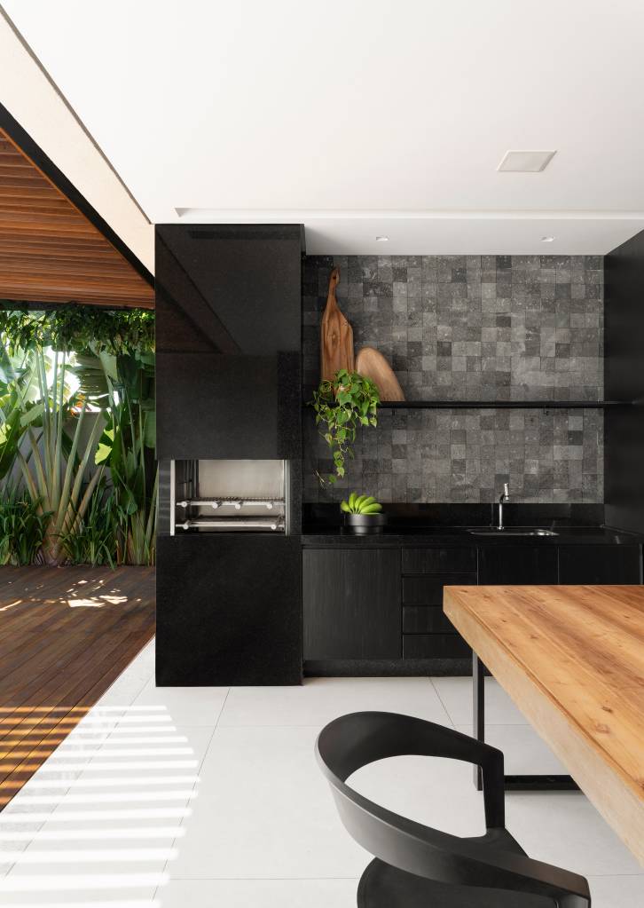 minimalismo-decor-contemporaneo-casa-terrea-273m-piacesi-arquitetos-06-area-gourmet-preto Minimalismo e décor contemporâneo marcam casa térrea de 273m². Projeto de Piacesi Arquitetos. Na foto, área gourmet externa com marcenaria preta e churrasqueira.