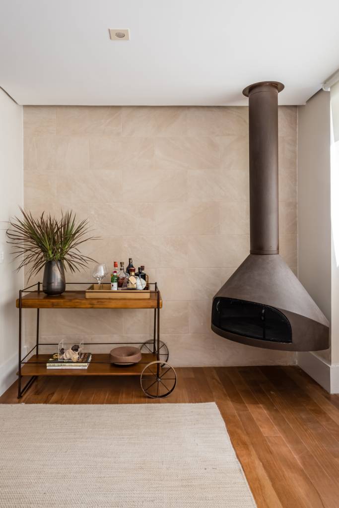 ofuro-area-gourmet-lareira-apartamento-garden-173-m2-ocanhas-arquitetura-credito-natalia-artaxo (25) Ôfuro, área gourmet e lareira compõem este apartamento garden de 173 m². Projeto de Ocanhas Arquitetura e Sandra Steuer Arquitetura. Na foto, sala com carrinho de chá e lareira.