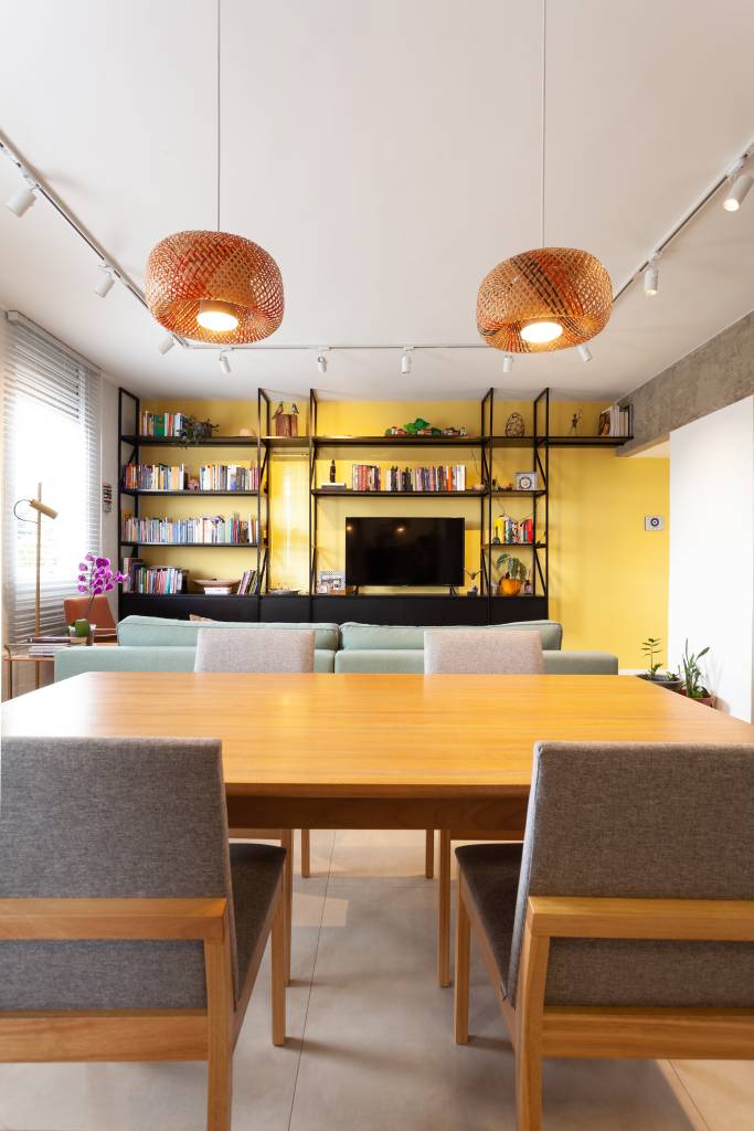 parede-sala-uma-cor-ape-80-m2-dois-home-offices-mutabile-arquitetura-credito-leo-lobato (12) Cada parede sala é de uma cor neste apê de 80 m² com dois home offices. Projeto de Mutabile Arquitetura. Na foto, sala de estar e jantar com parede amarela, pendentes e sofá verde.