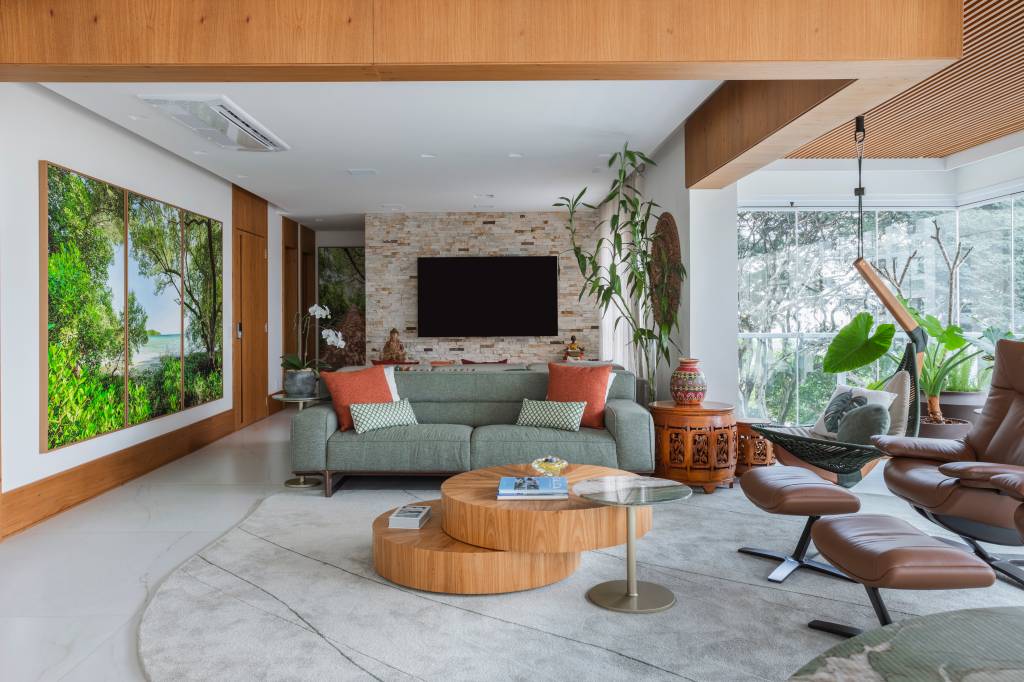 Plantas, janelas e quadros de paisagem integram apê com a natureza