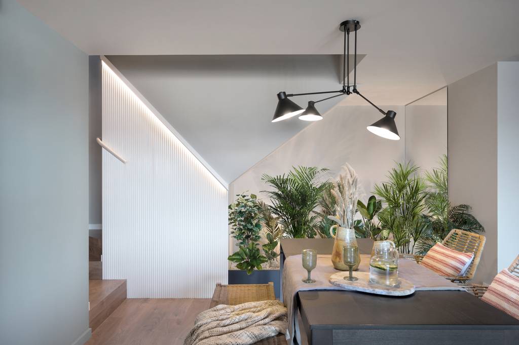terraco-cobertura-192-m2-barcelona-verdadeira-sala-alturas-egue-seta-credito-vicugo-foto (11) Terraço de dúplex de 192 m² em Barcelona é uma verdadeira sala nas alturas. Projeto de Egue y Seta. NA foto, sala de jantar, vasos e plantas e escada.