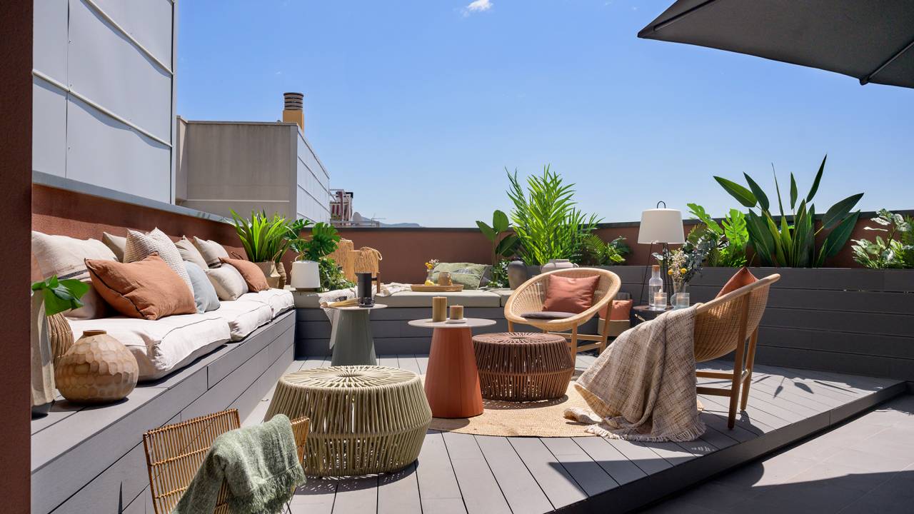 Terraço de dúplex de 192 m² em Barcelona é uma verdadeira sala nas alturas. Projeto de Egue y Seta. Na foto, terraço com estar com poltrona e plantas.