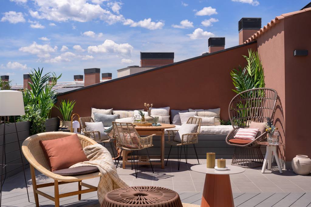 terraco-cobertura-192-m2-barcelona-verdadeira-sala-alturas-egue-seta-credito-vicugo-foto (27) Terraço de dúplex de 192 m² em Barcelona é uma verdadeira sala nas alturas. Projeto de Egue y Seta. Na foto, terraço com estar com poltrona e plantas.