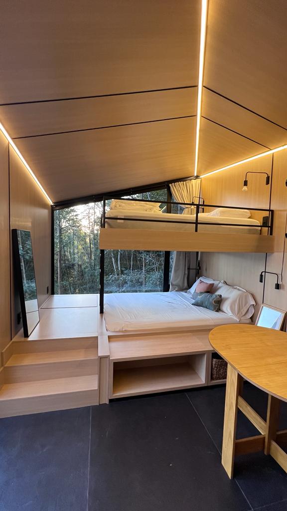 tiny-house-na-arvore-40m-altarninho-projeto-natureza-urbana-09 Tiny house na árvore de 40m² flutua a 4m do solo e é autossuficiente. Na foto, quarto com beliche.