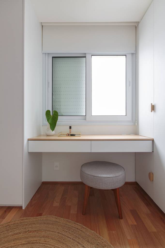 tons-neutros-espaco-gourmet-ar-livre-ape-140-m2-estudio-mare-credito-felco-(15) Tons neutros e espaço gourmet ao ar livre marcam este apê de 140 m². Projeto do Estudio Maré. Na foto, home office na janela.