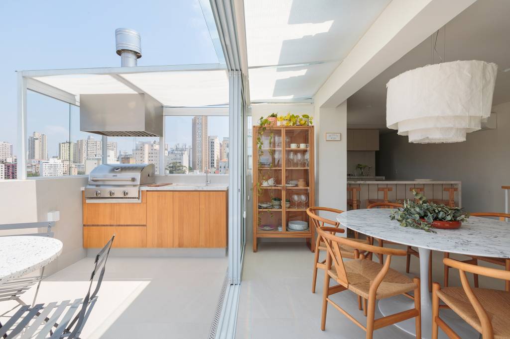 tons-neutros-espaco-gourmet-ar-livre-ape-140-m2-estudio-mare-credito-felco-(3) Tons neutros e espaço gourmet ao ar livre marcam este apê de 140 m². Projeto do Estudio Maré. Na foto, sala de jantar com cristaleira e quadros. Varanda com churrasqueira,