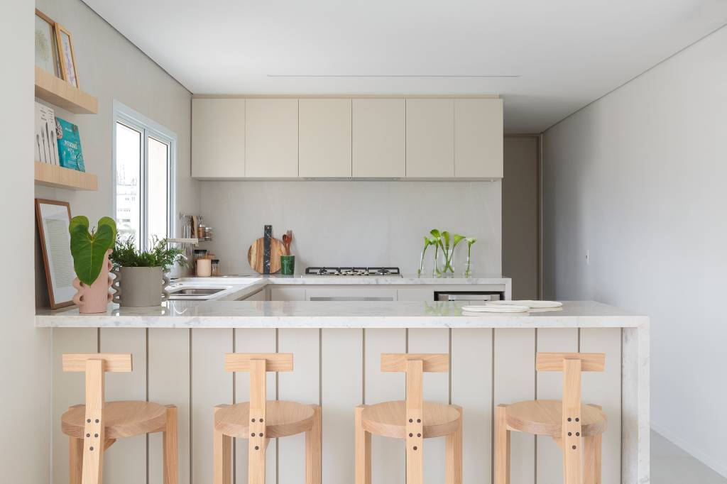 tons-neutros-espaco-gourmet-ar-livre-ape-140-m2-estudio-mare-credito-felco-(8) Tons neutros e espaço gourmet ao ar livre marcam este apê de 140 m². Projeto do Estudio Maré. Na foto, cozinha em formato U.