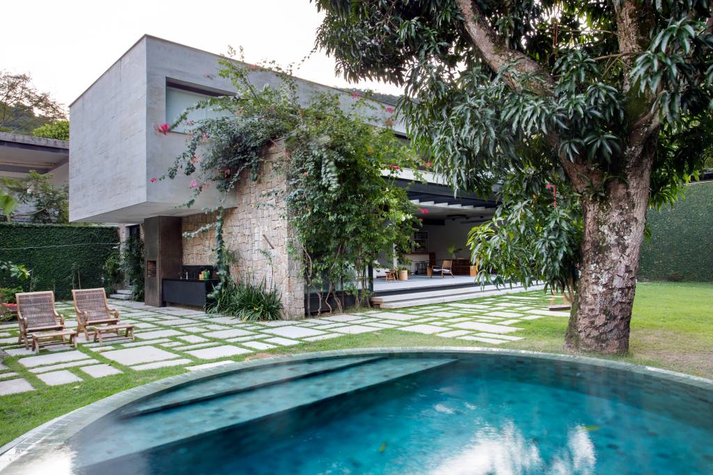 varanda-residencia-511-m2-dentro-casa-sabugosa-arquitetura-credito-mca-estudio (5) A varanda desta residência de 511 m² fica dentro de casa. Projeto Sabugosa Arquitetura. NA foto, sala integrada ao jardim, piscina e fachada.