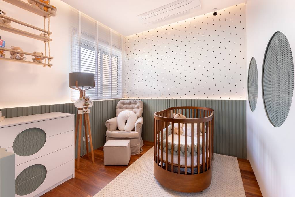 apartamento-200-m2-reformado-novo-bebe-familia-priscila-comodaro-credito-vitor-guilherme (6) Apartamento de 200 m² é reformado para a chegada do novo bebê da família. Projeto de Priscila Comodaro. Na foto, quarto de bebê com lambri, tv e poltrona de amamentação.