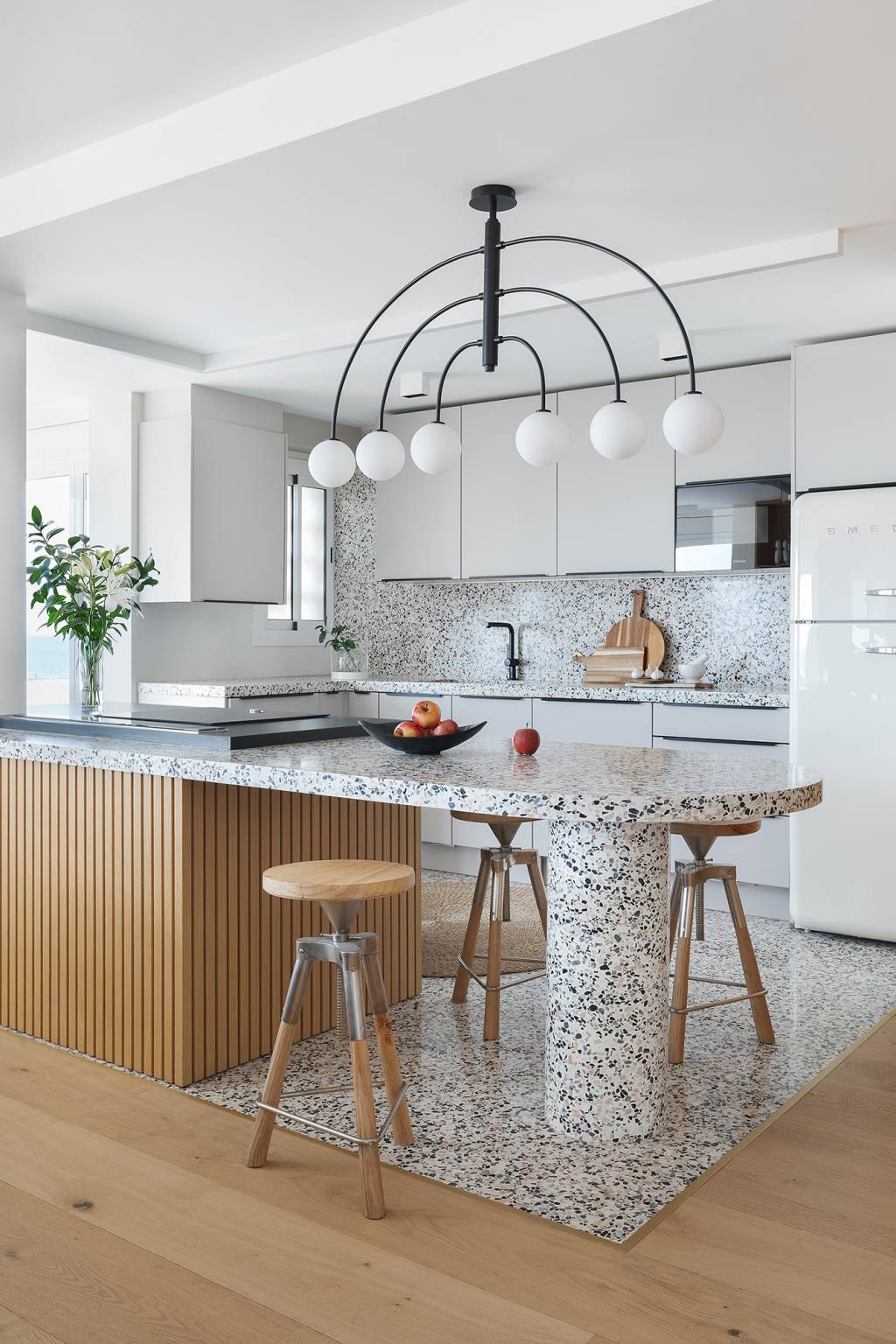 Apê na Catalunha tem cozinha de granilite e cores inspiradas na Espanha