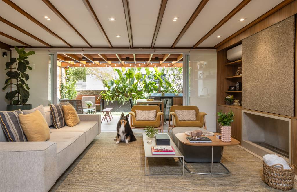 Apê garden tem academia compacta e varanda com gramado e muitas plantas