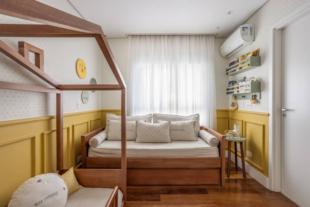 Apê garden tem academia compacta e varanda com gramado e muitas plantas. STAL Arquitetura. Na foto, quarto infantil com cama de casinha, meia parede amarela e boiseries.