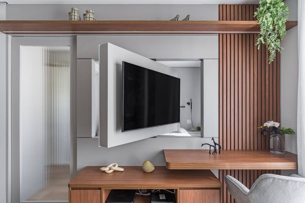 apto-studio-itaim-inovando-arquitetura-fotografo-kadu-lopes-165 Apê de 42 m² ganha décor minimalista e cabeceira feita de varão de cortina. Projeto Inovando Arquitetura. Na foto, home office na sala com Tv giratória.